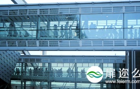 视频素材:高清实拍商务楼玻璃过道人群人流