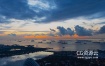 视频素材-美丽的日出阳光照射在数百艘货船停泊在新加坡海岸附近