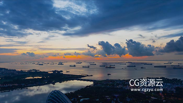视频素材-美丽的日出阳光照射在数百艘货船停泊在新加坡海岸附近
